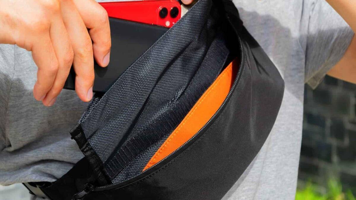 Рука держит сумку Velter с клеткой Фарадея, блокировка сигналов гаджетов в обзоре