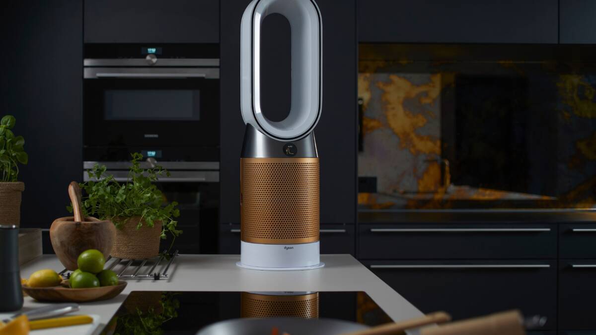Воздухоочиститель Dyson HP08 на кухонной поверхности в современном интерьере