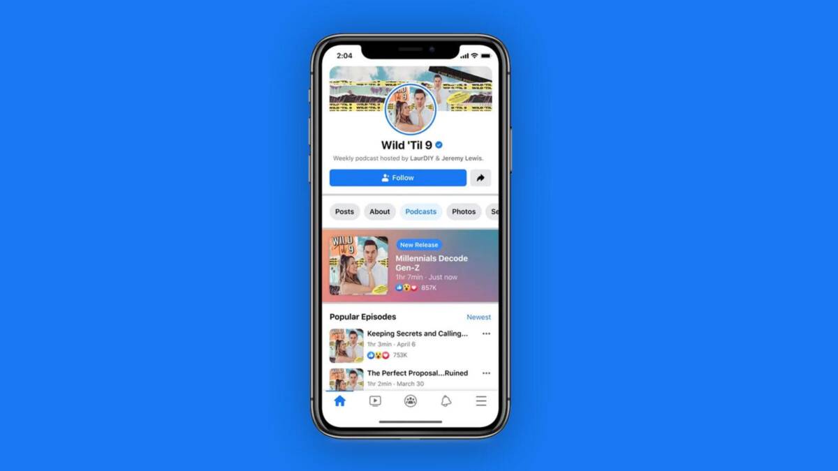 Экран смартфона с интерфейсом Facebook* подкастов и профилем пользователя