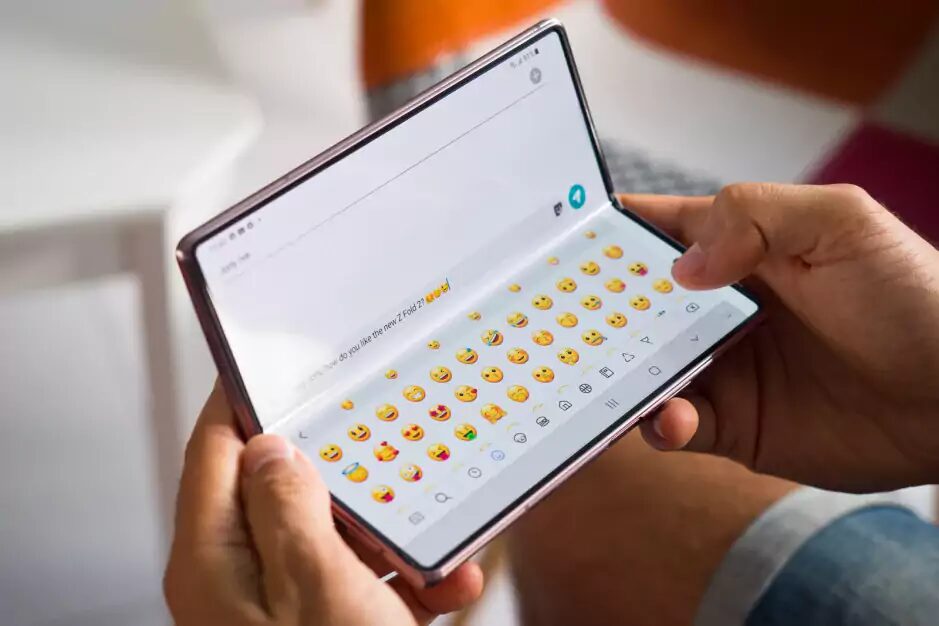 Google будет использовать дисплеи Samsung для своего складного телефона 5 Складной телефон Samsung Galaxy Z Fold 3 с открытым дисплеем и интерфейсом с эмодзи
