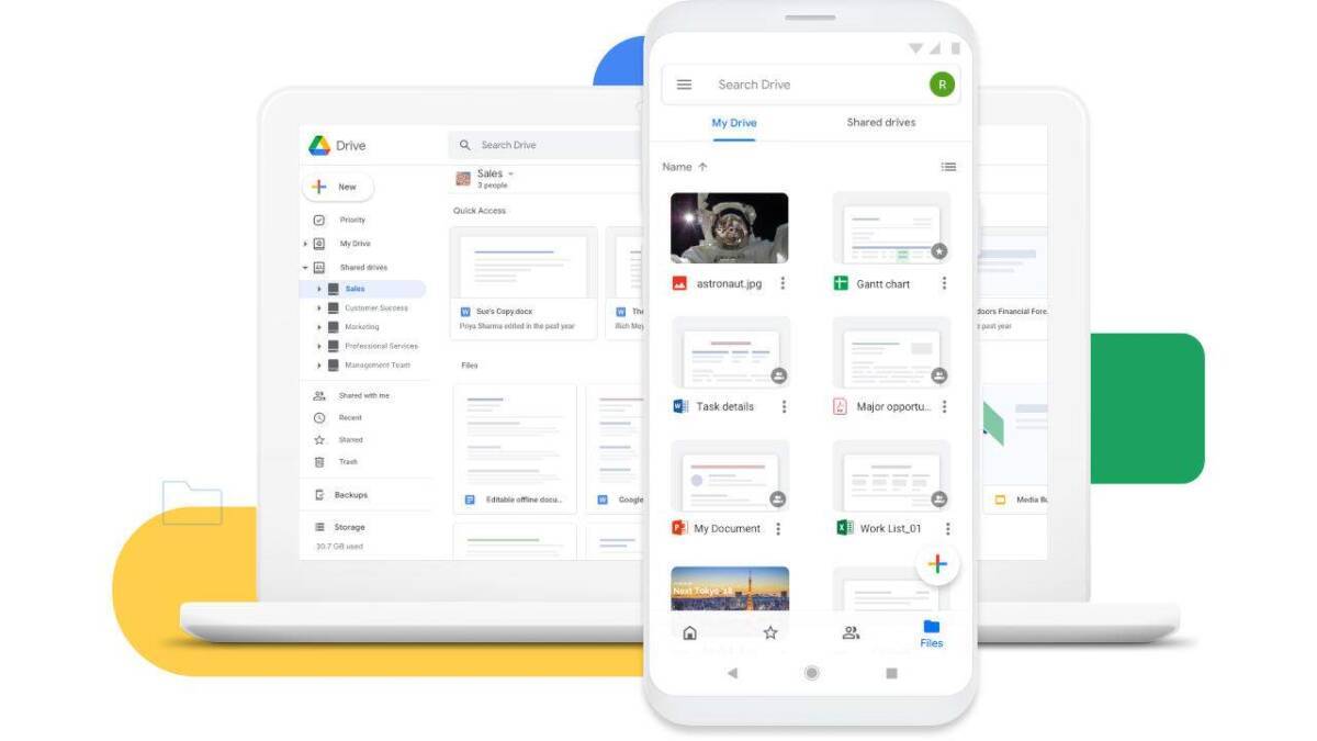 Экран ноутбука и смартфона с интерфейсом Google Диска и общими файлами