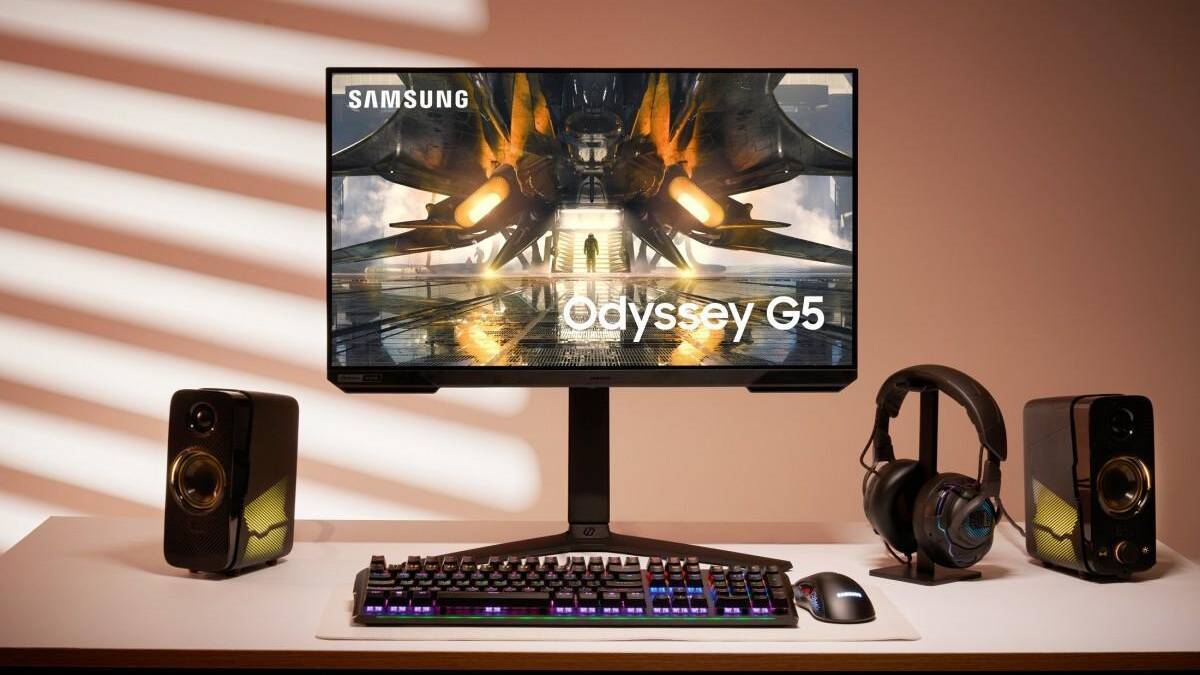 Рабочий стол с игровым монитором Samsung Odyssey G5 и настольным компьютером
