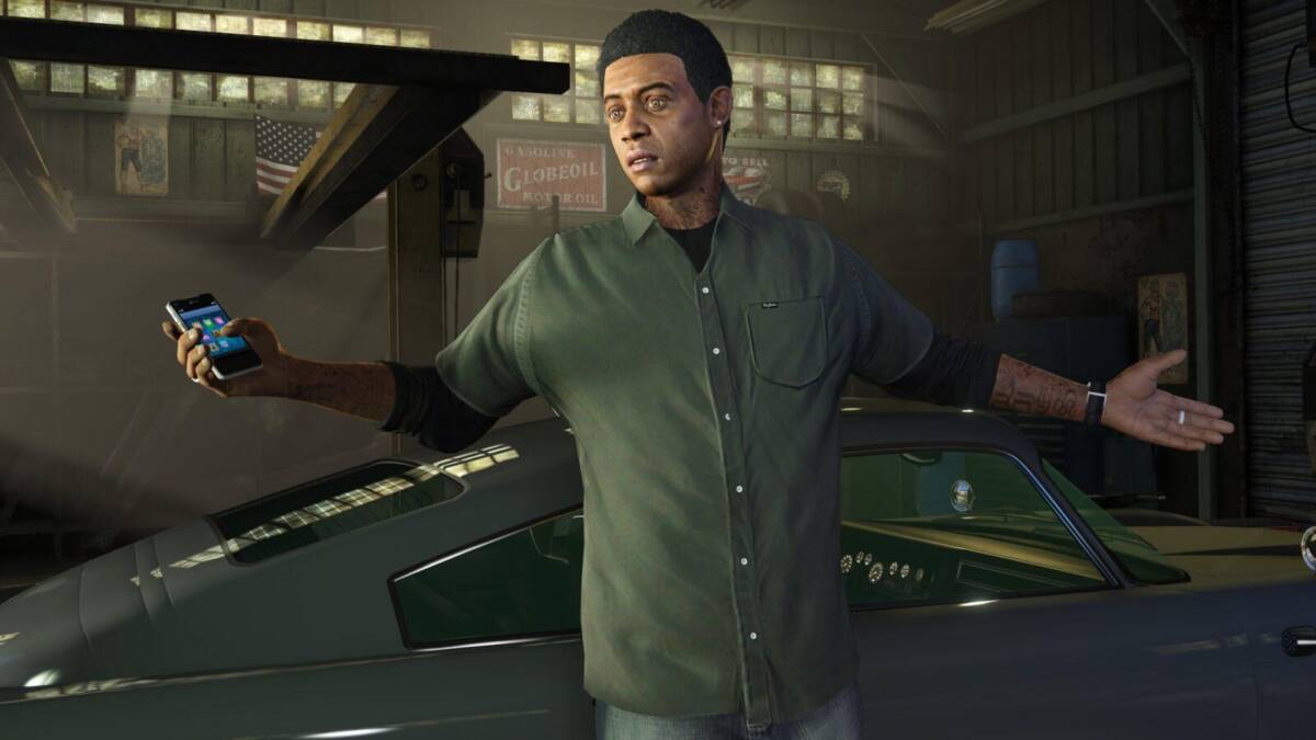 Кадр из GTA: персонаж держит смартфон у классического автомобиля в гараже