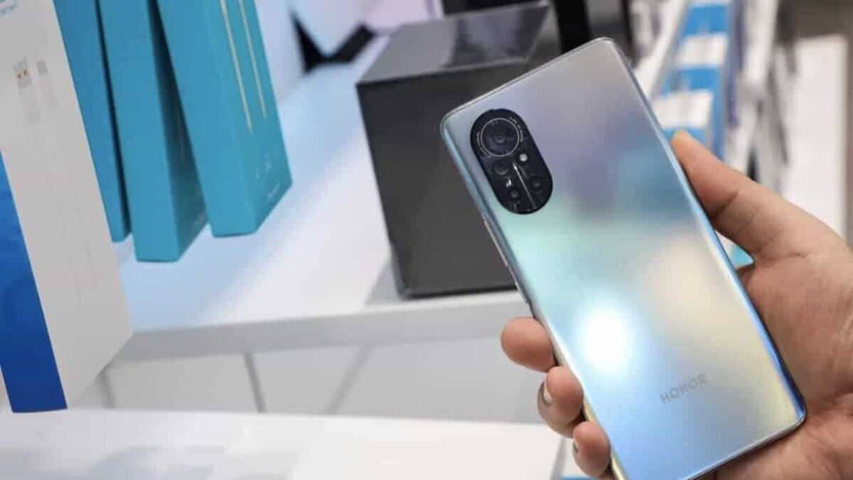 Задняя панель смартфона Honor 50 Pro с крупными камерами и вспышкой
