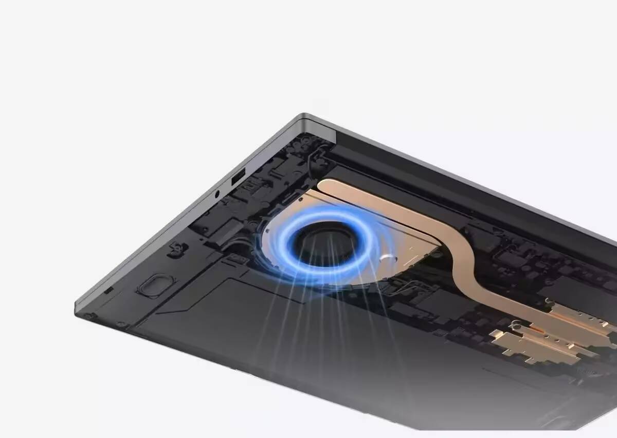 Вид на внутренний компонент ноутбука Honor MagicBook X с охлаждением и материнской платой