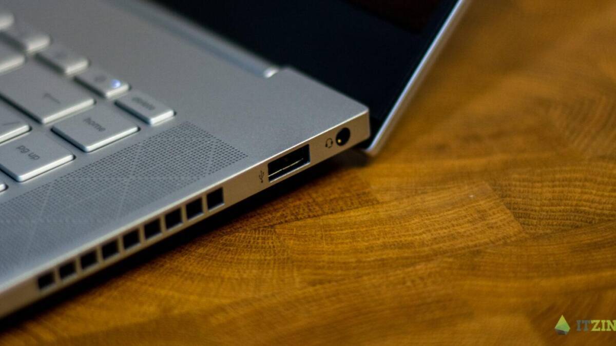 Обзор ноутбука HP Envy 15: мощь для создателей графического контента 35 Порты и вентиляционное отверстие на ноутбуке HP Envy 15