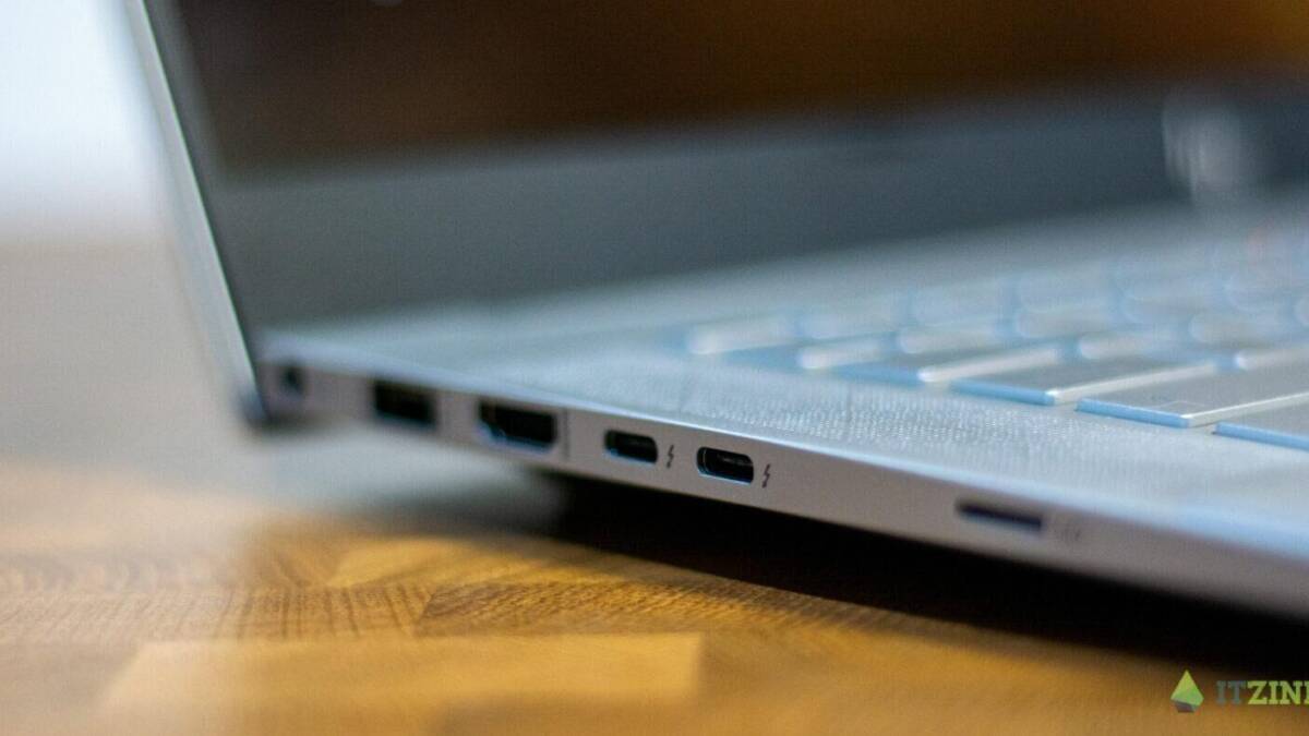 Обзор ноутбука HP Envy 15: мощь для создателей графического контента 36 Боковой вид ноутбука HP Envy 15 с портами USB Type-C и Thunderbolt