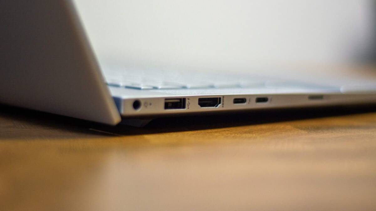 Обзор ноутбука HP Envy 15: мощь для создателей графического контента 37 Порты ноутбука HP Envy 15 на боковой стороне