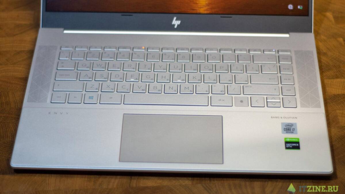 Обзор ноутбука HP Envy 15: мощь для создателей графического контента 40 Два устройства Google Nest Audio на деревянном столе