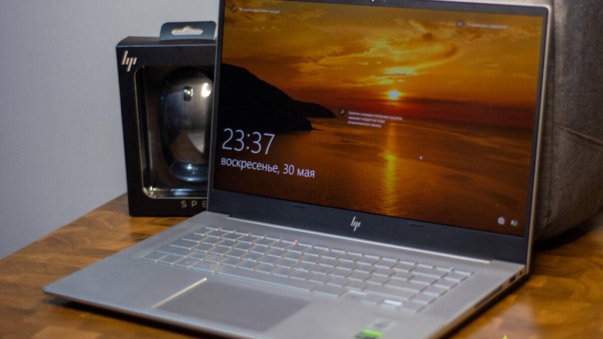 Обзор ноутбука HP Envy 15: мощь для создателей графического контента 41 Ноутбук HP Envy 15 с дисплеем и клавиатурой