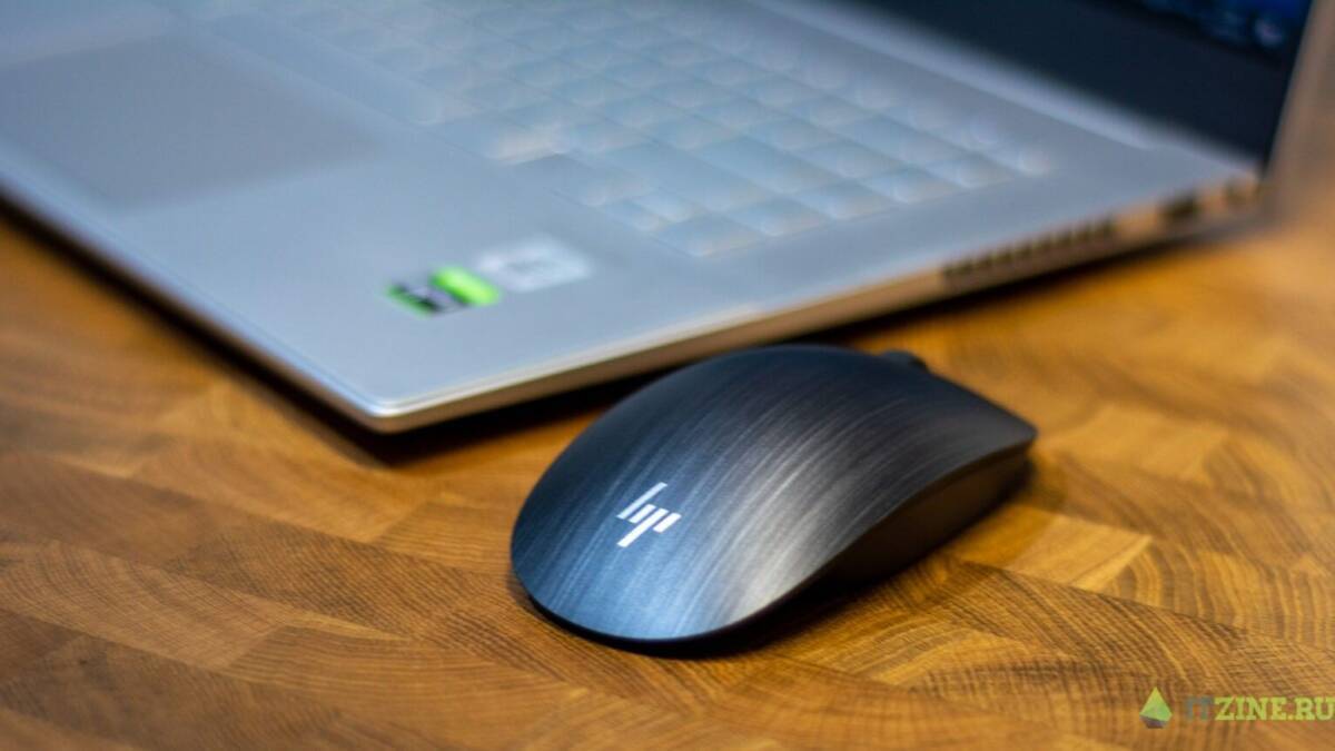 Обзор ноутбука HP Envy 15: мощь для создателей графического контента 62 Мышь HP Envy 15 на деревянном столе рядом с ноутбуком