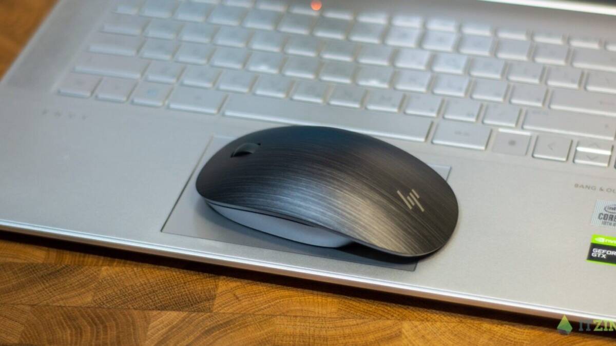 Обзор ноутбука HP Envy 15: мощь для создателей графического контента 60 Мышь HP с чёрным текстурированным корпусом на ноутбуке HP Envy 15