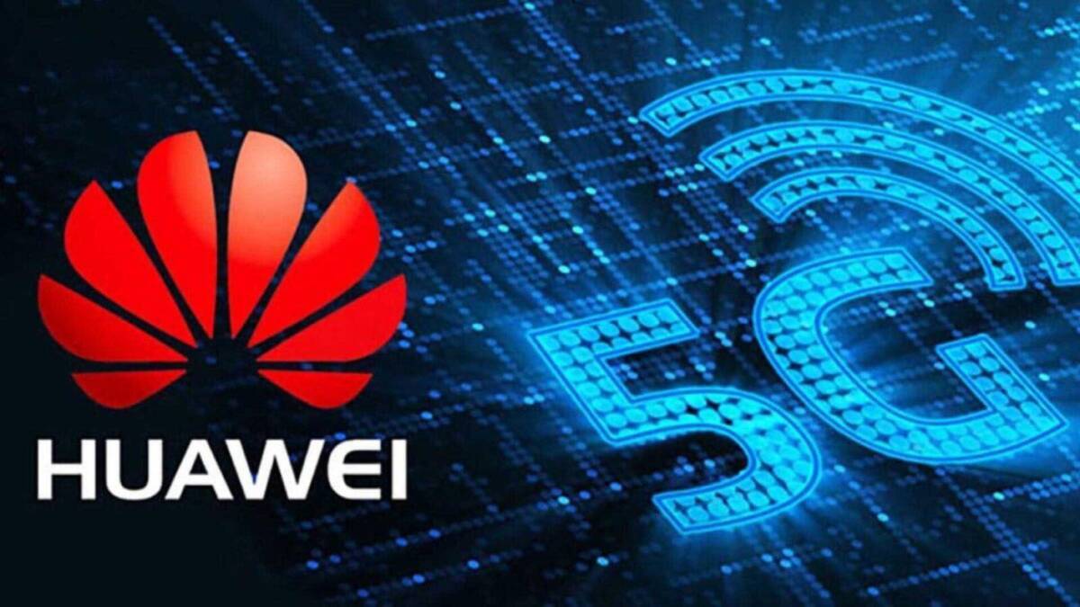 Логотип Huawei и знак 5G на цифровом фоне с акцентом на разработках для сети 5G