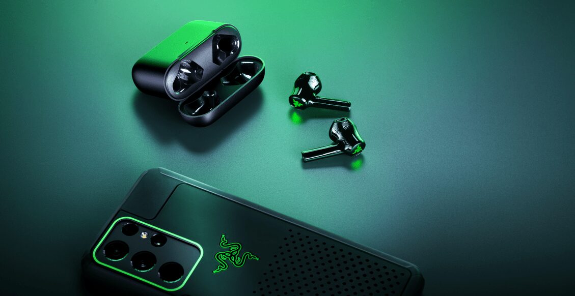 Наушники Razer Hammerhead True Wireless X и зарядный кейс на зеленом фоне