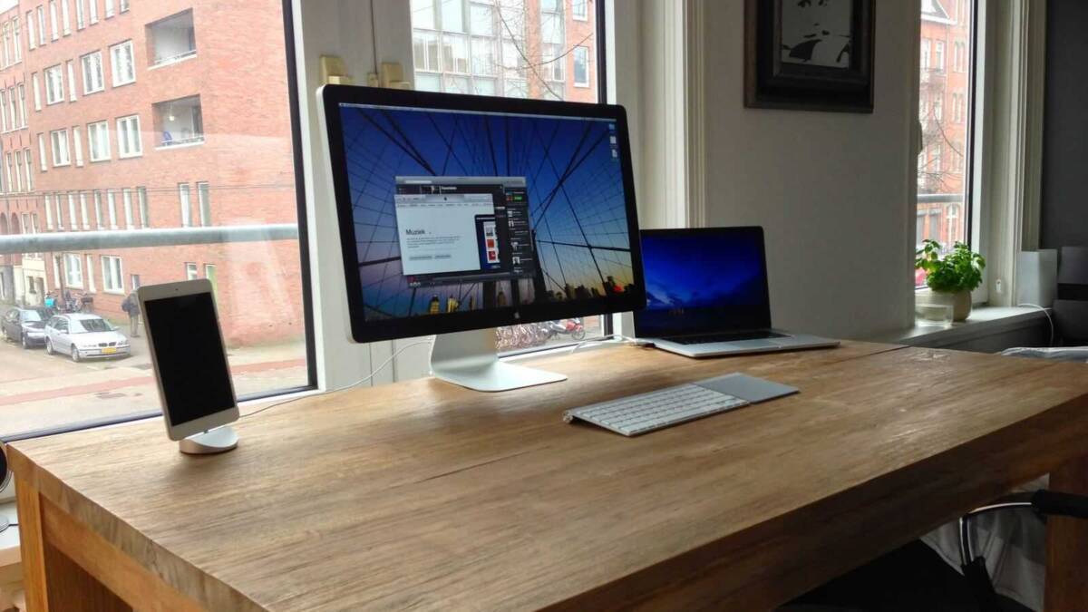 Рабочий стол с дисплеем Apple Thunderbolt Display и ноутбуком