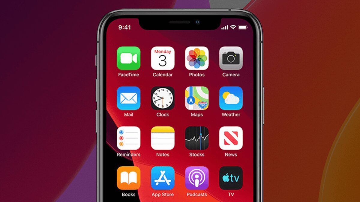 Экран iPhone 13 с иконками приложений и интерфейсом
