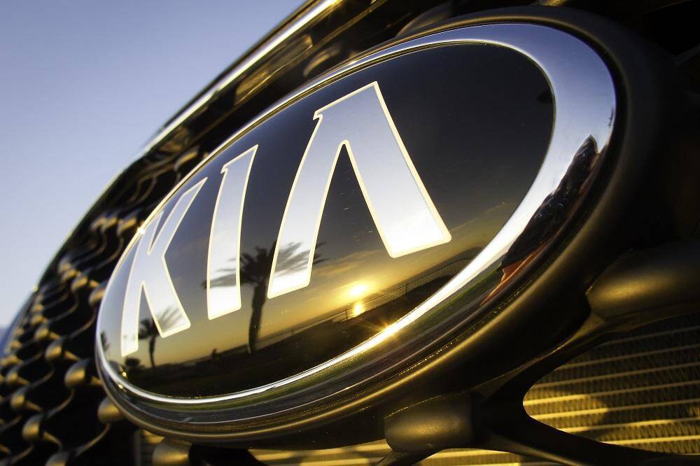 Логотип Kia на передней решётке обновлённого Sportage 2021 года