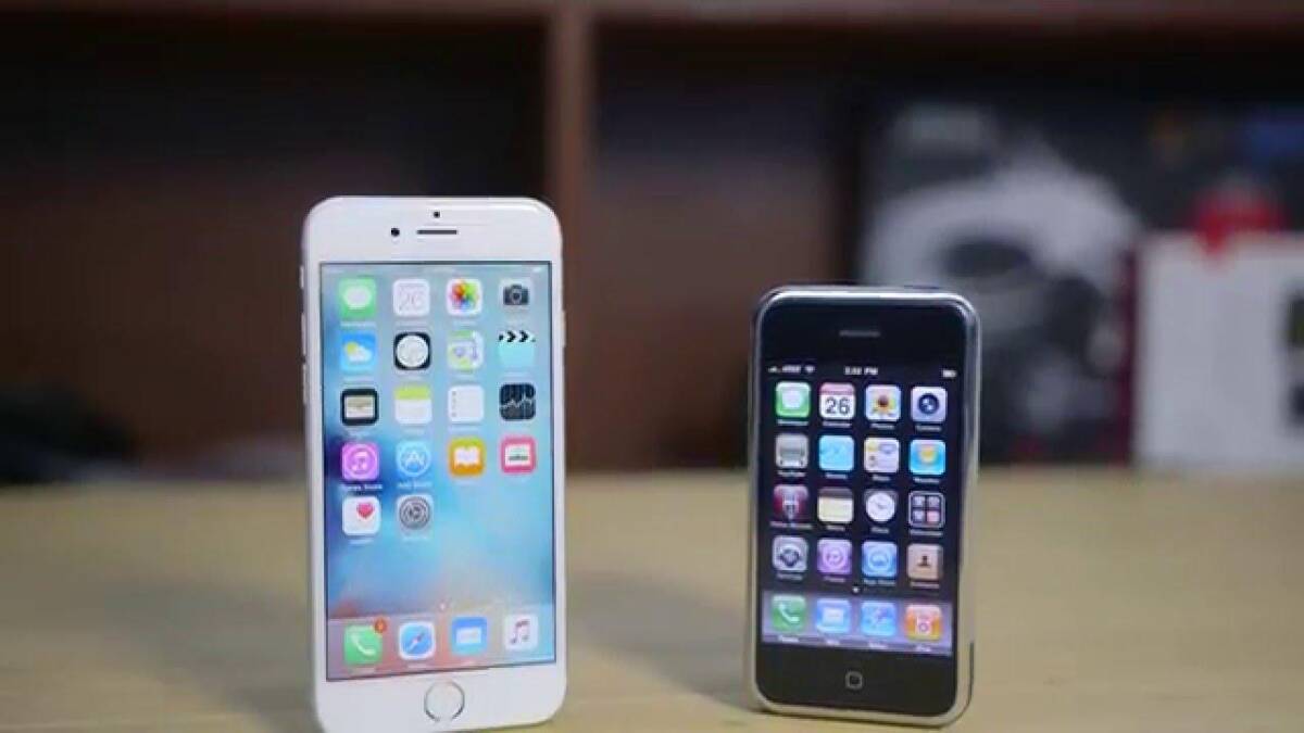 14 лет назад стартовали продажи первого iPhone 5 Ближайший взгляд на лицо с синими глазами и маской