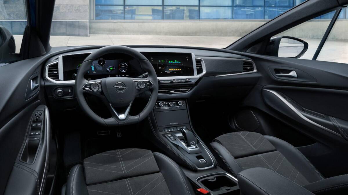 Opel сделала новый электромобиль Grandland — смелый дизайн и передовые технологии 13 Интерьер электромобиля Opel Grandland с цифровой приборной панелью