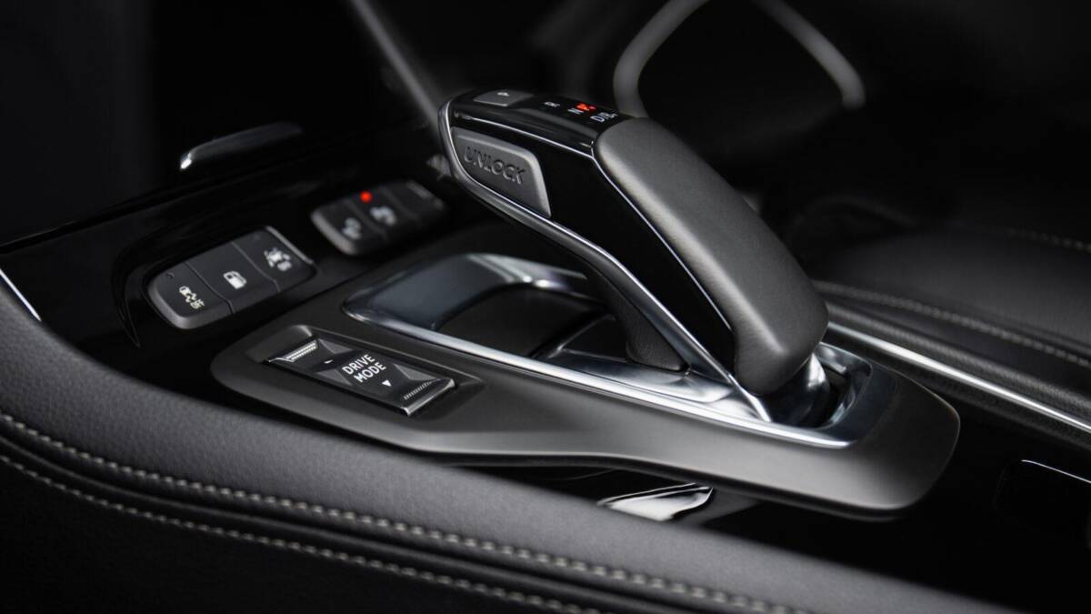 Opel сделала новый электромобиль Grandland — смелый дизайн и передовые технологии 14 Кнопки управления и рычаг переключения для электромобиля Opel Grandland