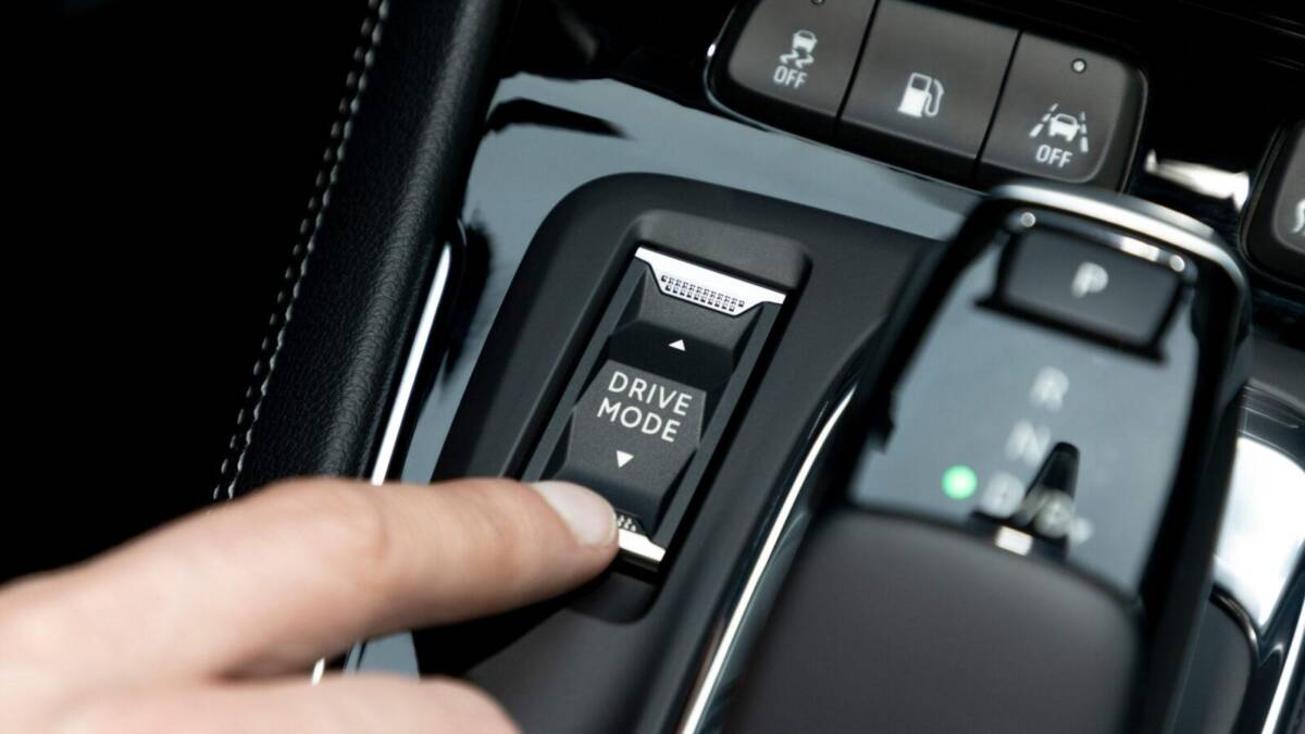 Opel сделала новый электромобиль Grandland — смелый дизайн и передовые технологии 15 Кнопка режима драйва на цифровой панели автомобиля Opel Grandland