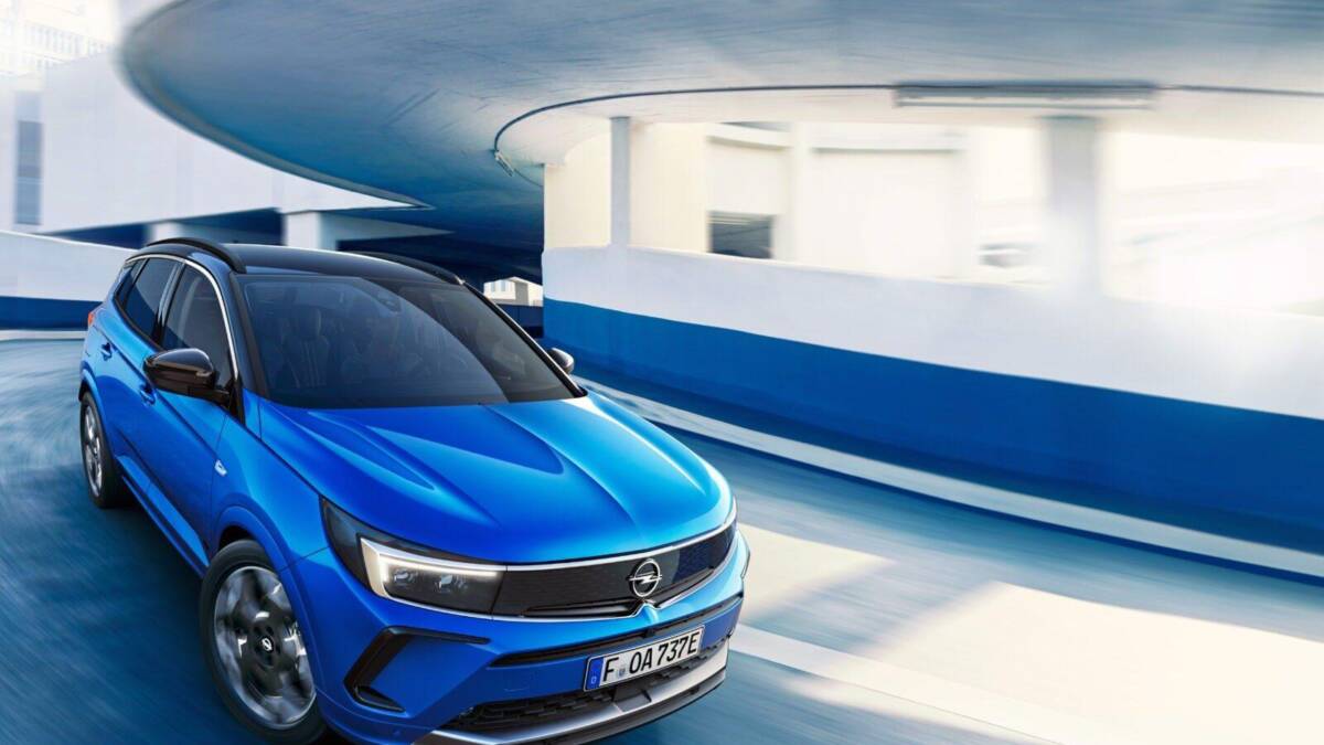 Opel сделала новый электромобиль Grandland — смелый дизайн и передовые технологии 12 Новый электромобиль Opel Grandland на улице динамичном виде