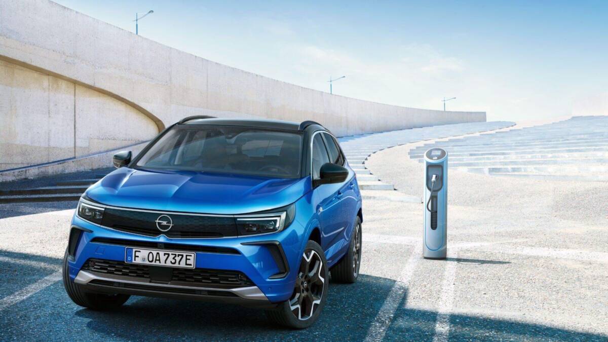 Opel сделала новый электромобиль Grandland — смелый дизайн и передовые технологии 17 Электромобиль Opel Grandland возле зарядной станции с современным дизайном