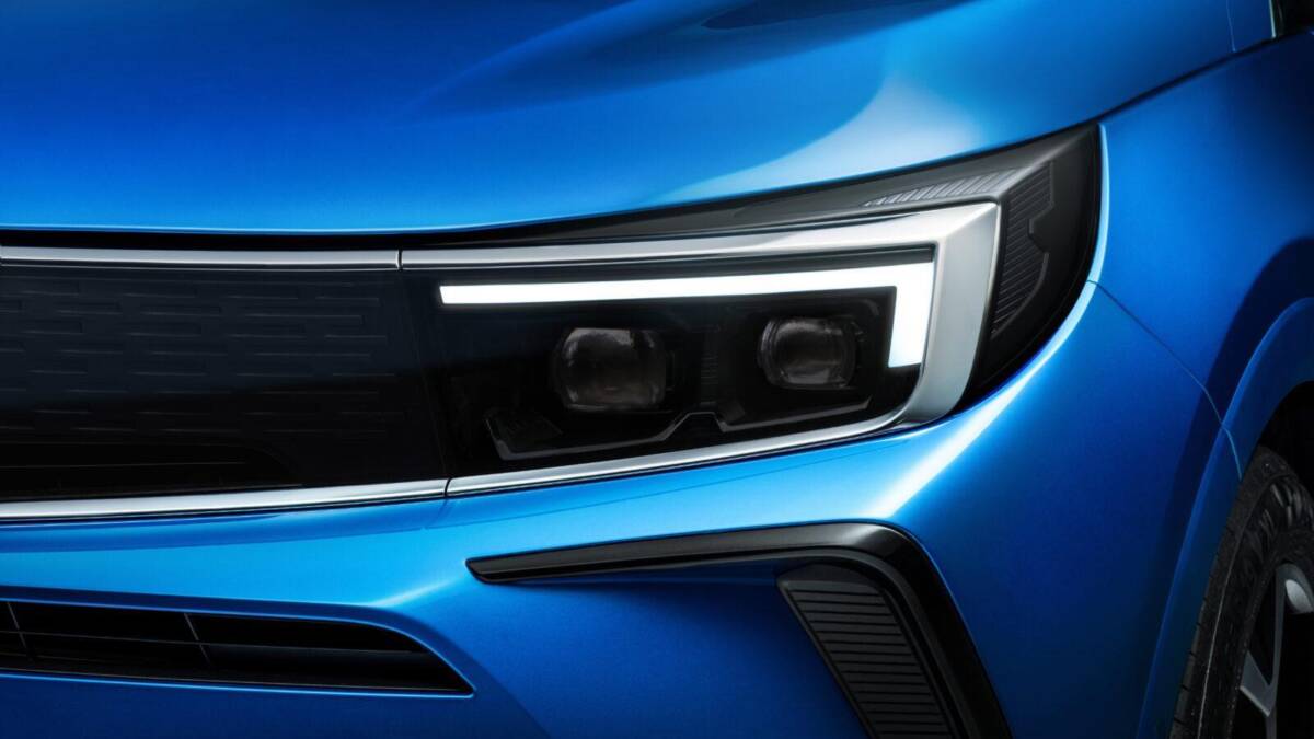 Opel сделала новый электромобиль Grandland — смелый дизайн и передовые технологии 16 Фронтальная часть новой электромобиль Opel Grandland с современными фарами