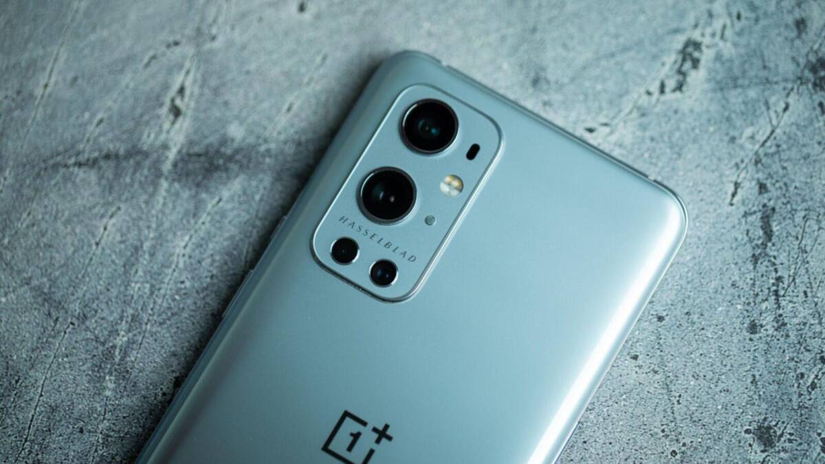 Задняя панель смартфона OnePlus Nord 2 с тремя камерами и логотипом на сером фоне