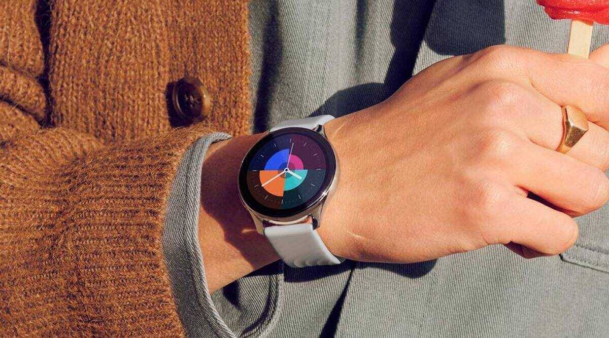 Умные часы OnePlus Watch на запястье человека