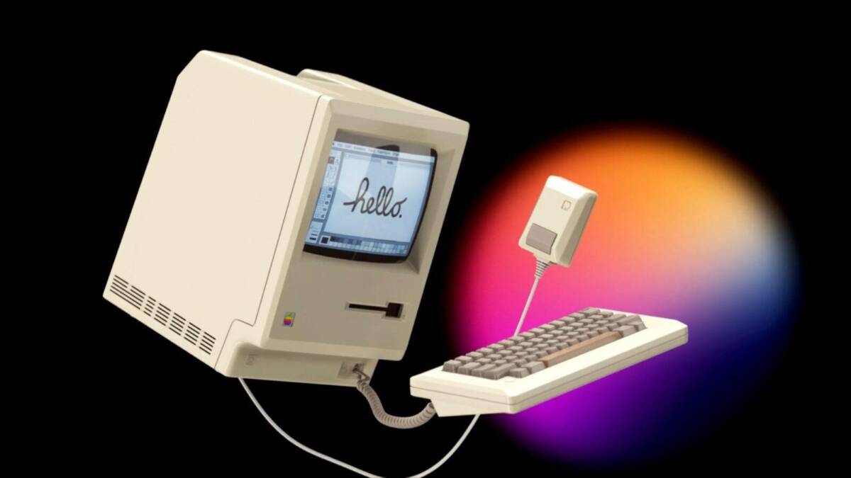 Ретро-компьютер Apple Macintosh с подключенной клавиатурой на столе в студийной обстановке