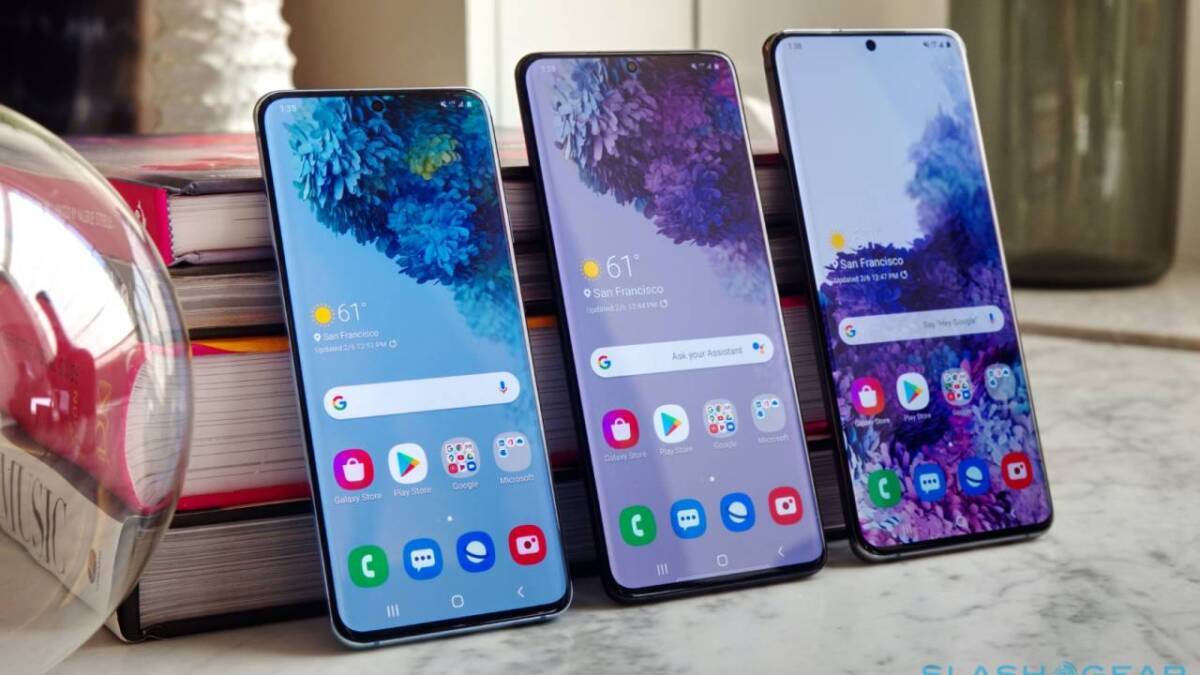 Смартфон Samsung Galaxy S22 с дисплеем: вид фронтальной панели и габаритов устройства