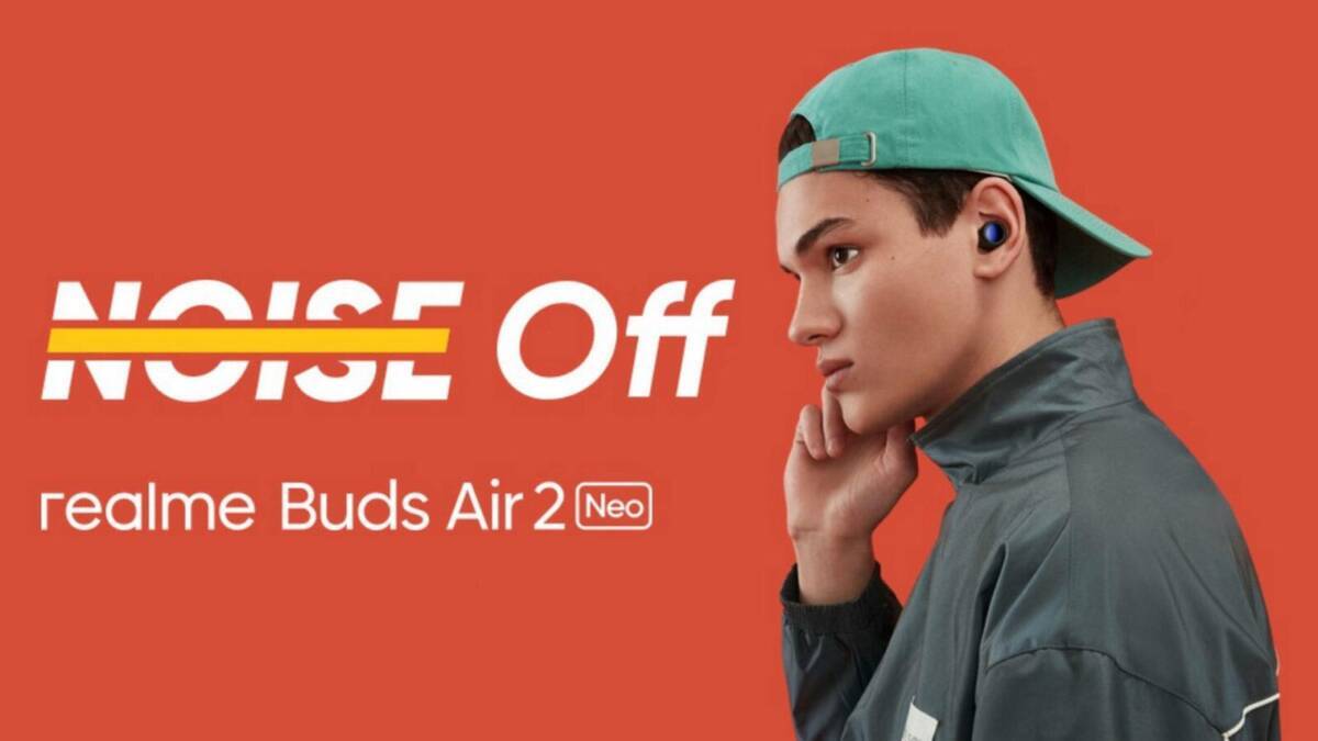 Молодой человек в кепке в наушниках Realme Buds Air 2 Neo, вид сбоку, TWS