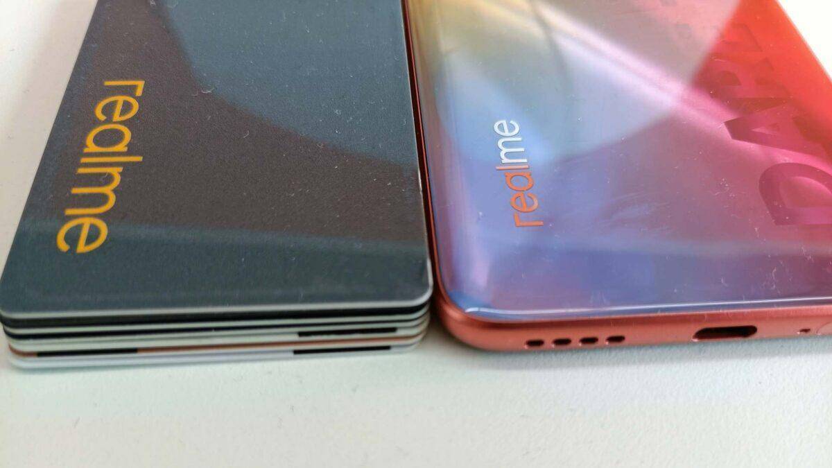 Корпус смартфона Realme X9 с надписью на задней панели