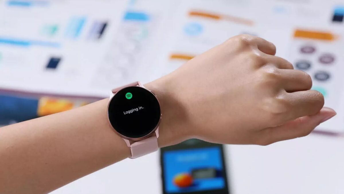 Умные часы Samsung Galaxy Watch 4 с экраном и интерфейсом