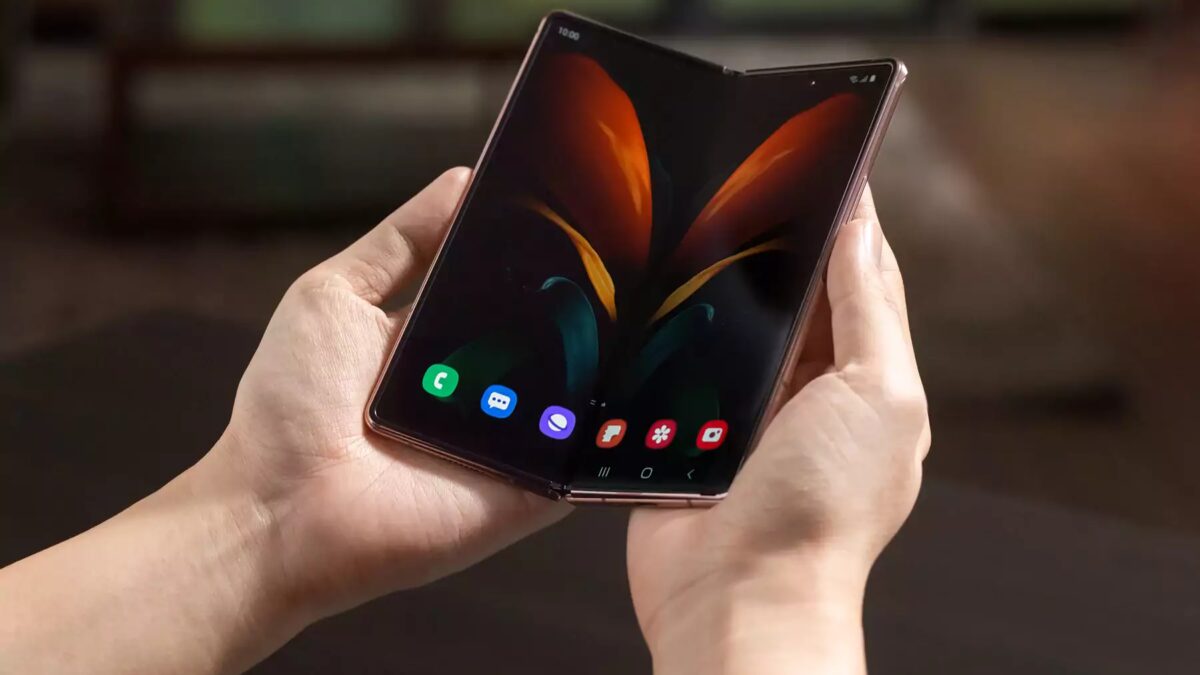 Складной смартфон Samsung Galaxy Z Fold 3 в руке