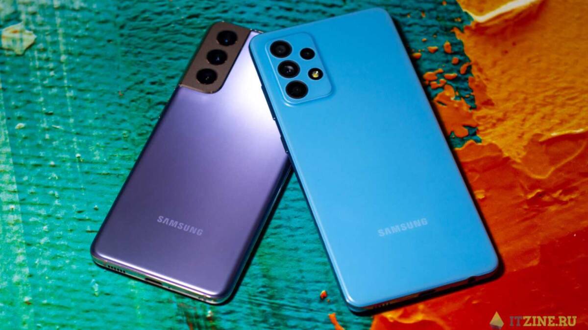 Синий и серый смартфоны Samsung Galaxy A52 с четырьмя камерами на задней панели