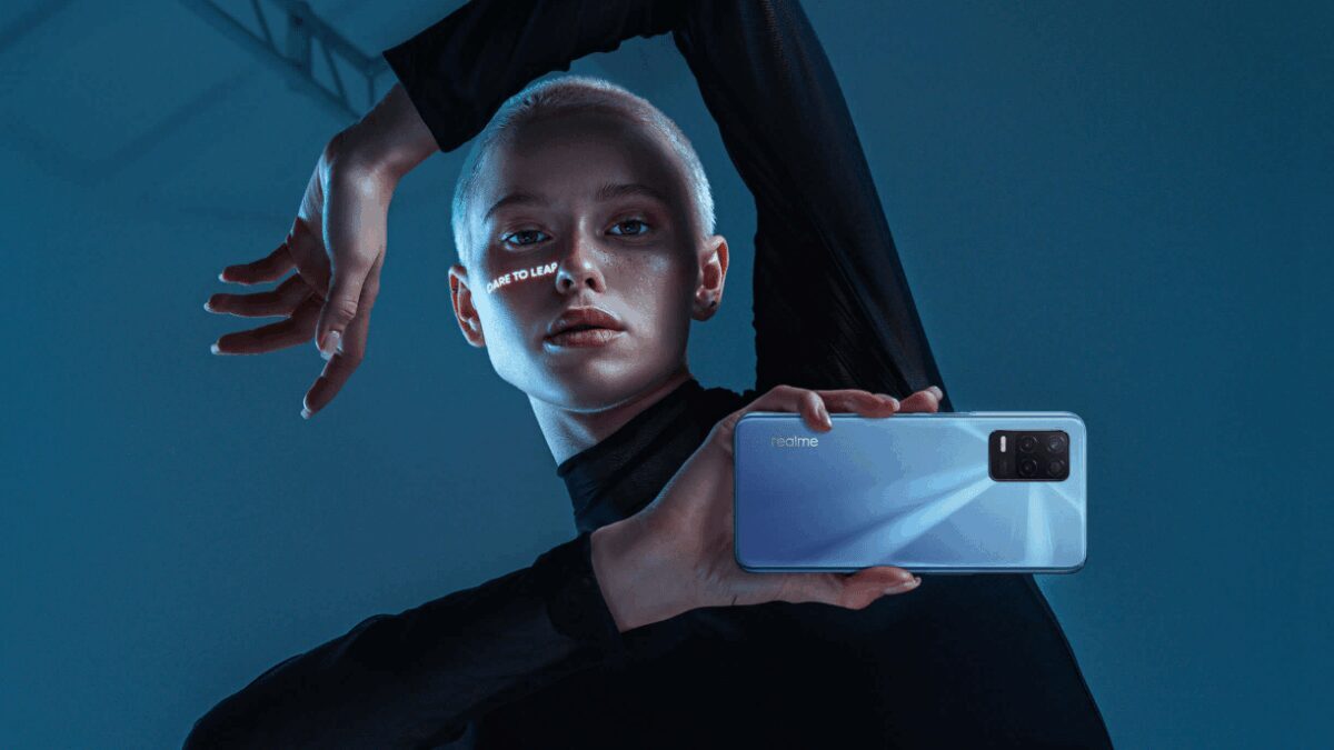 Смартфон Realme с синим градиентом на задней панели, рекламный рендер для 5G-модели