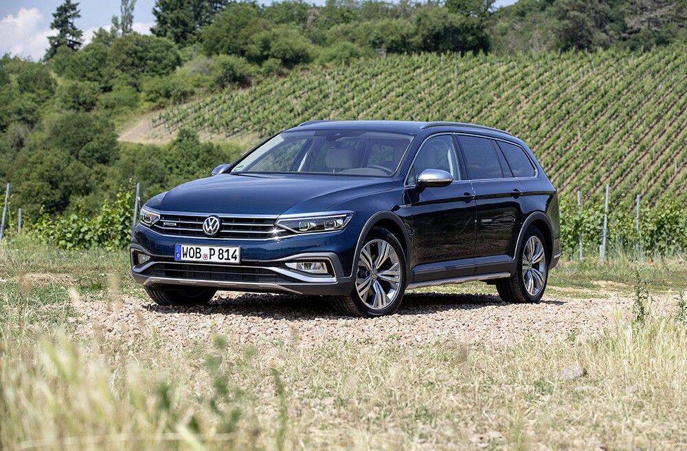 Volkswagen представил Passat Alltrack в России 10 Черный Volkswagen Passat Alltrack на грунтовой дороге в поле