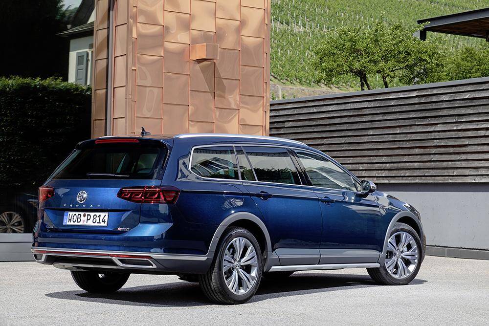 Volkswagen представил Passat Alltrack в России 9 Фотовид на серебристом универсале Volkswagen Passat Alltrack с задним видом