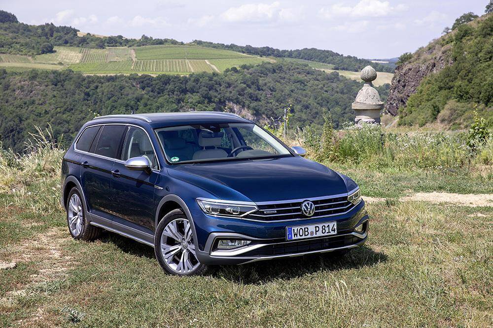 Volkswagen представил Passat Alltrack в России 8 Черный Volkswagen Passat Alltrack на природе с зеленью и скалами