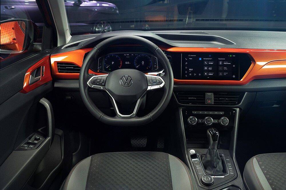 Volkswagen представил новый внедорожник Taos в России 10 Интерьер нового внедорожника Volkswagen Taos на панели приборов