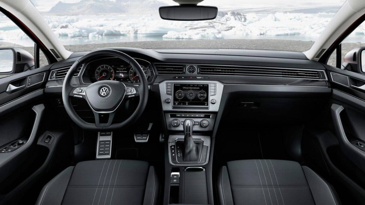 Volkswagen представил Passat Alltrack в России 11 Интерьер автомобиля Volkswagen Passat Alltrack с цифровой приборной панелью и сенсорным экраном