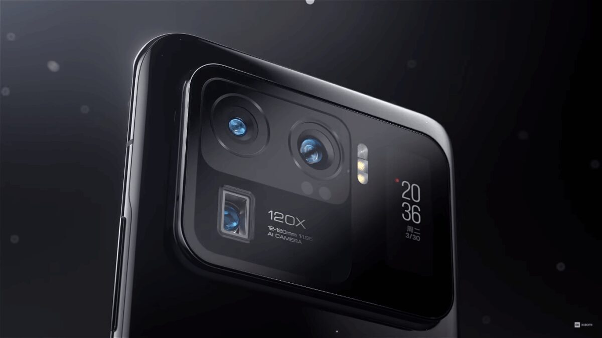 Задняя камера смартфона Xiaomi Mi 12 с тремя объективами и дисплеем