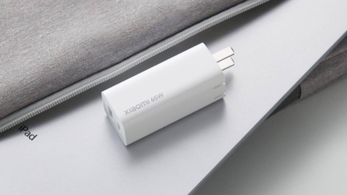 Зарядное устройство Xiaomi 65W для смартфонов с двумя портами на белом фоне в разрезе