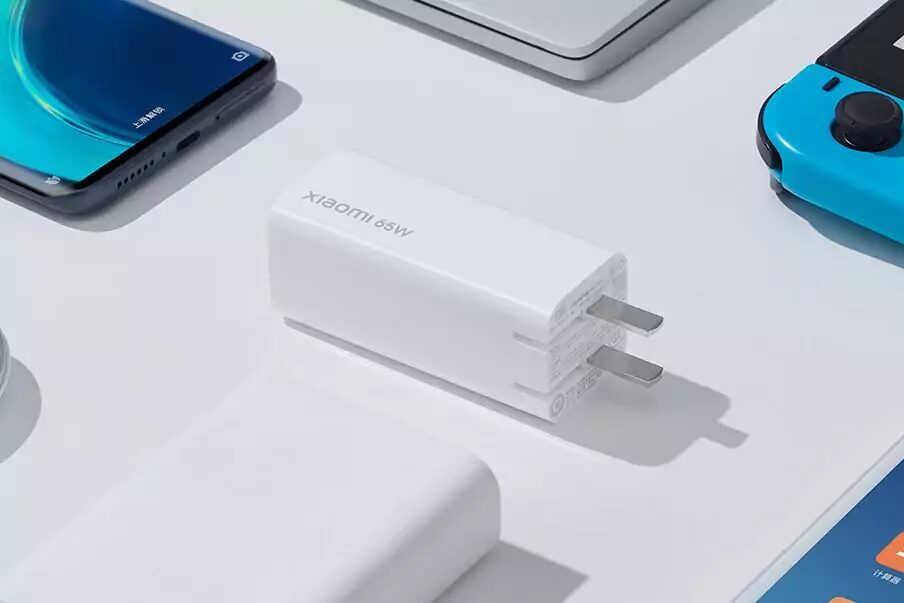 Зарядное устройство Xiaomi на белом столе с разъемами