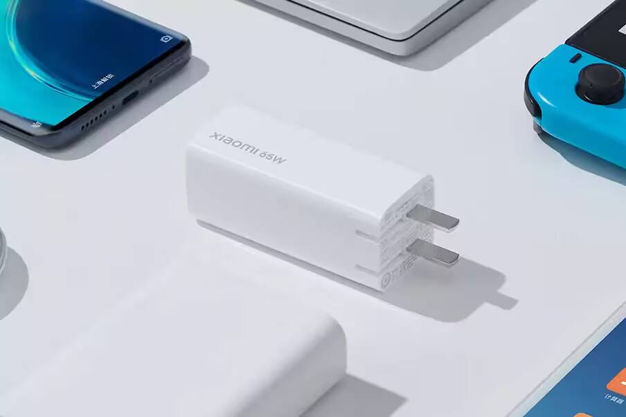 Зарядное устройство Xiaomi на белом столе с разъемами