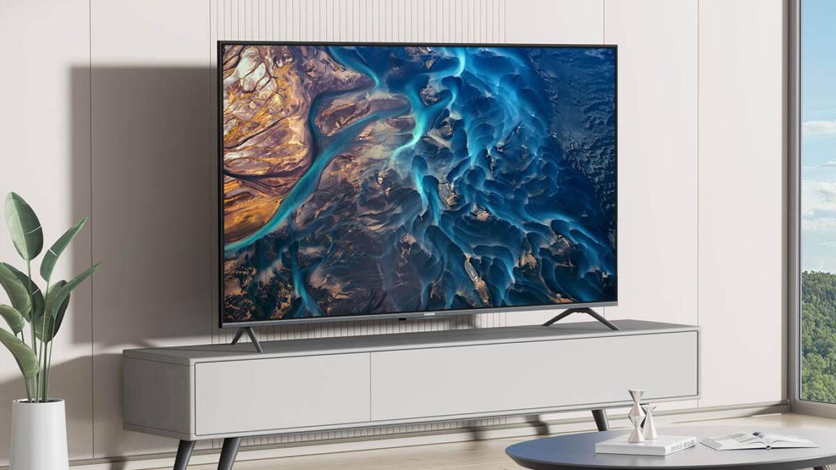 Xiaomi представила два новых телевизора 3 Телевизор Xiaomi Mi TV ES 2022 в интерьере на тумбе с пультом ДУ рядом