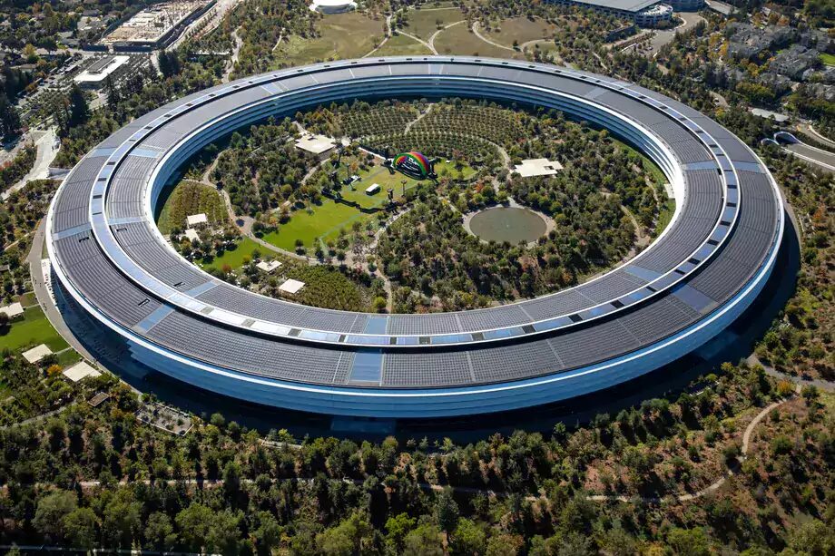 Apple откладывает возвращение в офисы из-за роста числа случаев COVID-19 3 Аэроплан Apple Park в форме кольца сверху