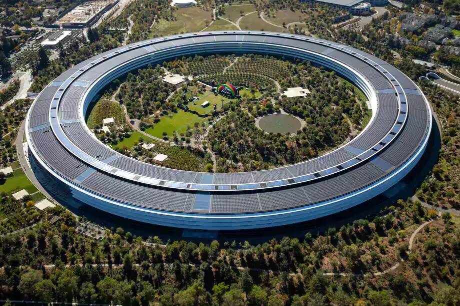 Аэроплан Apple Park в форме кольца сверху